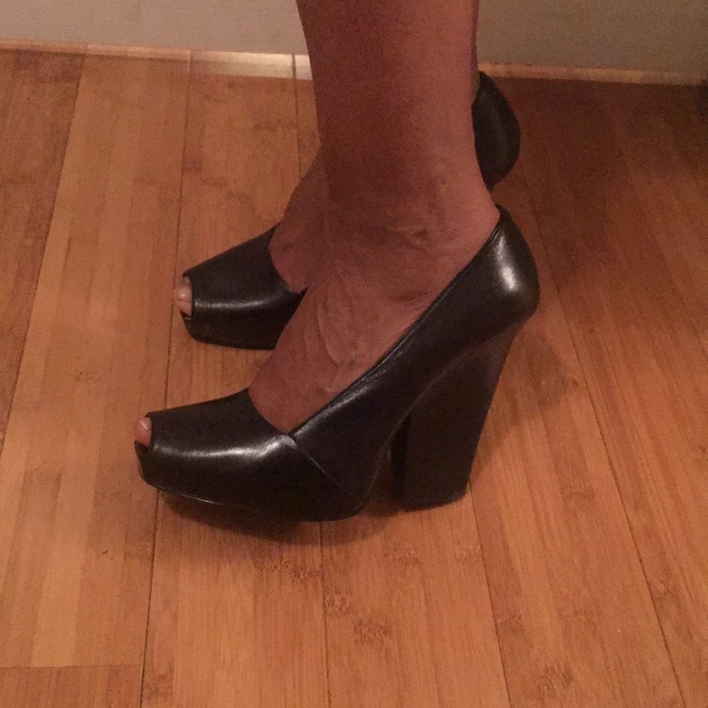 Shoes - Picture 2 of 8